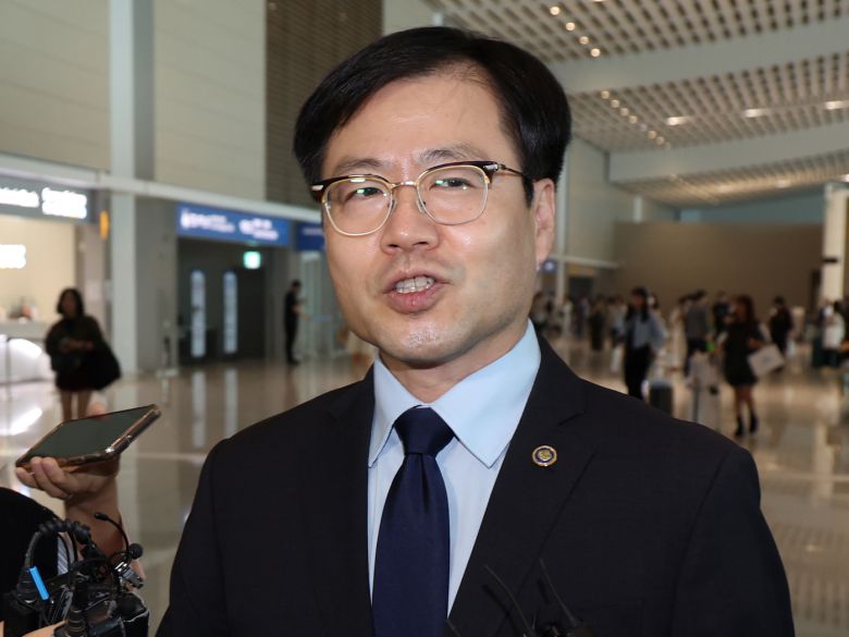 여한구 산업통상자원부 통상교섭본부장이 15일 오전 인천국제공항에서 미국 워싱턴 DC로 출국하며 취재진 질문에 답하고 있다. 미국 출장길에 오른 여 본부장은 제이미슨 그리어 미국 무역대표부(USTR) 대표 등을 만나 한미 관세협상 후속 협의를 진행한다. 2025.9.15/뉴스1 ⓒ News1 황기선 기자