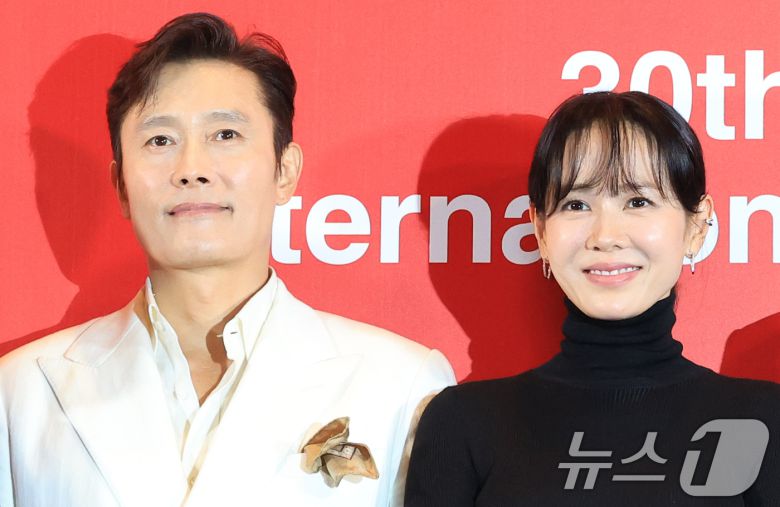 배우 이병헌과 손예진(오른쪽)이 17일 부산 해운대구 영화의전당 중극장에서 열린 제30회 부산국제영화제(BIFF) 개막작 ‘여쩔수가없다’기자간담회에 참석해 포즈를 취하고 있다. ‘어쩔수가없다'는 '다 이루었다'고 느낄 만큼 삶이 만족스러웠던 회사원 만수(이병헌 분)가 덜컥 해고된 후, 아내와 두 자식을 지키기 위해 어렵게 장만한 집을 지켜내기 위해 재취업을 향한 자신만의 전쟁을 준비하며 벌어지는 이야기를 그렸다. 2025.9.17/뉴스1 ⓒ News1 권현진 기자