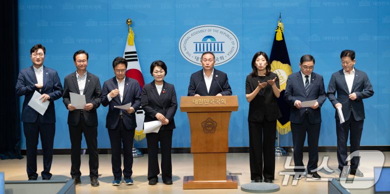 김원이 더불어민주당 의원을 비롯한 국회 산업통상자원중소벤처기업위원들이 17일 서울 여의도 국회 소통관에서 현안 관련 기자회견을 하고 있다. 2025.9.17/뉴스1 ⓒ News1 이승배 기자