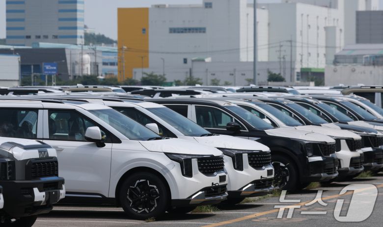 경기 평택시 포승읍 평택항에 수출용 차량이 세워져 있는 모습. 2025.8.1/뉴스1 ⓒ News1 김영운 기자