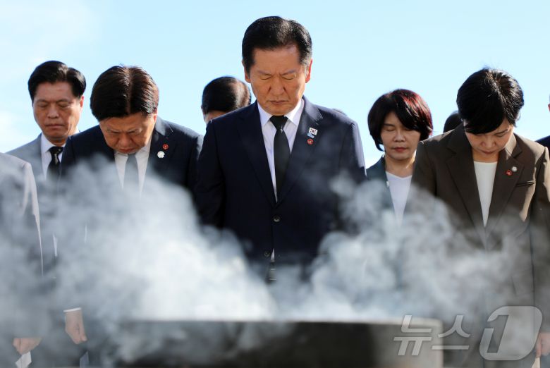 정청래 더불어민주당 대표가 17일 오전 제주시 봉개동 제주4·3평화공원 위령제단 앞에서 묵념하고 있다. 2025.9.17/뉴스1 ⓒ News1 오미란 기자