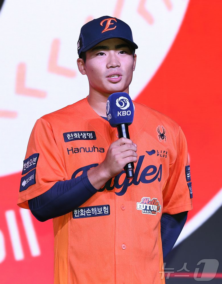 17일 오후 서울 송파구 롯데호텔 월드에서 열린 ‘2026 KBO 신인 드래프트’에서 1라운드 3순위로 한화 이글스에 선발된 오재원이 소감을 말하고 있다. 2025.9.17/뉴스1 ⓒ News1 김진환 기자