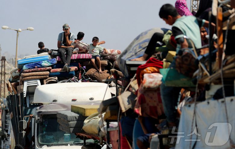 16일(현지시간) 팔레스타인 피난민들이 가자지구 남쪽으로 이동하고 있다. 2025.09.16. ⓒ 로이터=뉴스1 ⓒ News1 윤다정 기자