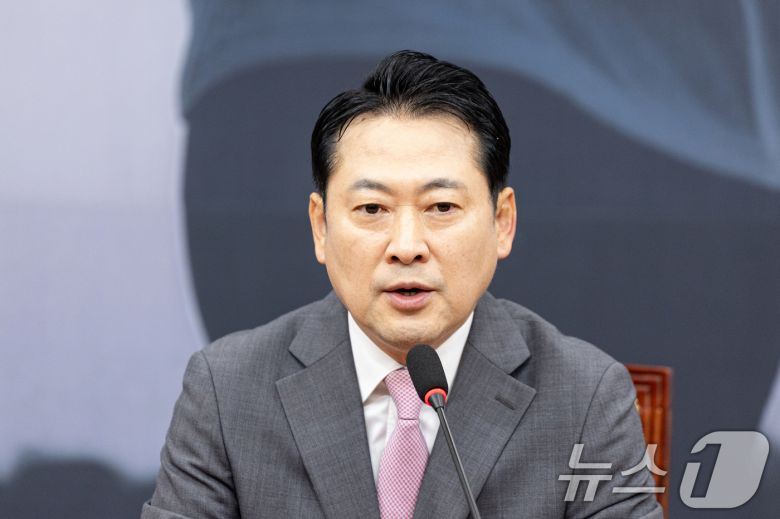 장동혁 국민의힘 대표가 17일 서울 여의도 국회에서 현안 및 장외투쟁 관련 입장을 밝히고 있다. 2025.9.17/뉴스1 ⓒ News1 이승배 기자