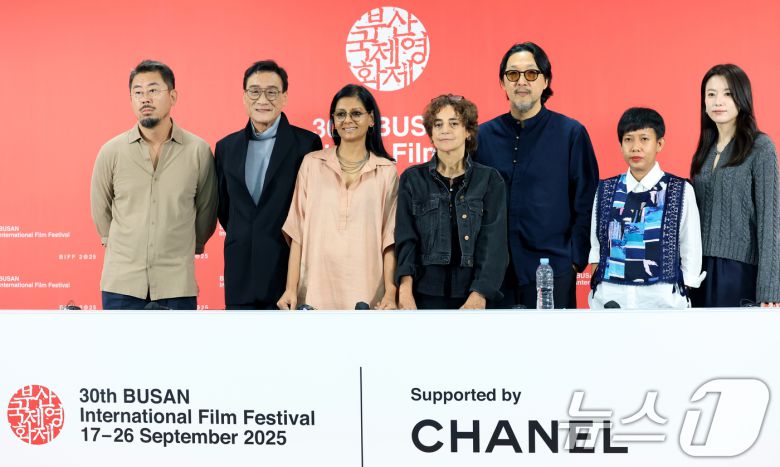 나홍진 감독(왼쪽부터)과 배우 양가휘, 난디타 다스 감독, 마르지예 메쉬키니 감독, 코고나다 감독, 율리아 에비나 바하라 프로듀서, 배우 한효주가 18일 부산 해운대구 영화의전당에서 진행된 제30회 부산국제영화제 경쟁 심사위원 기자회견에 참석해 포즈를 취하고 있다. 2025.9.18/뉴스1 ⓒ News1 권현진 기자