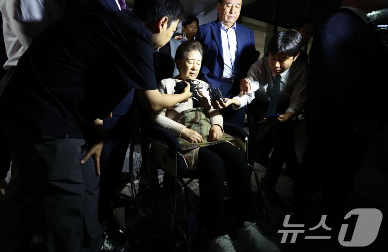 불법 정치 자금 제공 혐의를 받는 한학자 통일교 총재가 17일 오후 서울 종로구 김건희 특검팀(특별검사 민중기) 사무실에서 나오고 있다. 2025.9.17/뉴스1 ⓒ News1 김민지 기자