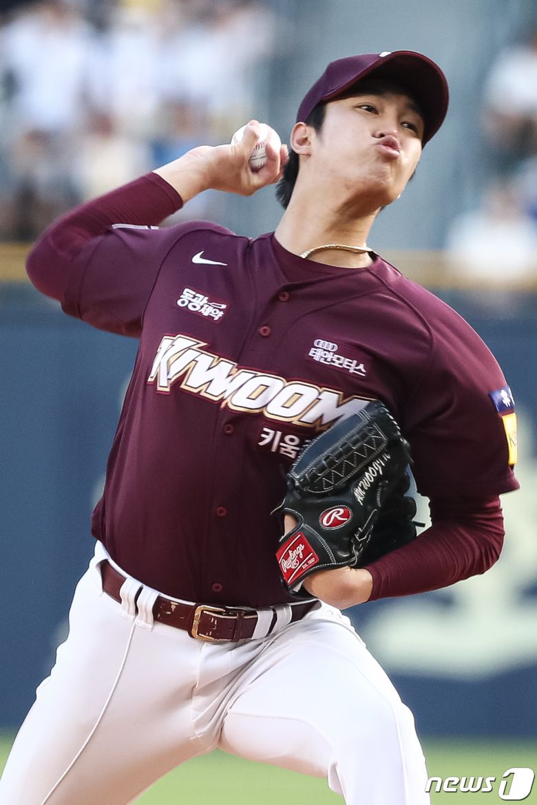 2일 서울 송파구 잠실야구장에서 열린 프로야구 '2023 신한 SOL KBO리그' 키움 히어로즈와 LG 트윈스의 경기, 1회말 키움 선발 안우진이 역투하고 있다. 2023.8.2/뉴스1 ⓒ News1 유승관 기자