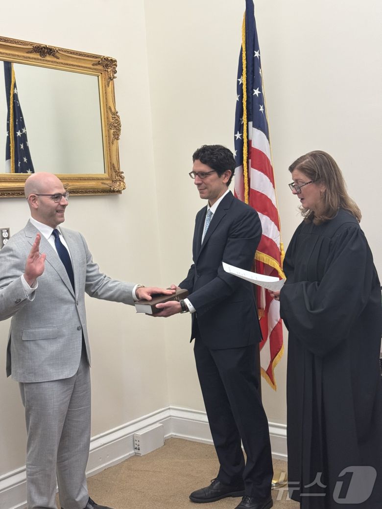 도널드 트럼프 미국 대통령이 지명한 스티븐 마이런 미 연방준비제도(연준) 이사가 16일(현지시간) 취임 선서를 하고 있다.(연준 홈페이지, 재판매 및 DB금지)2025.09.16. ⓒ News1 류정민 특파원