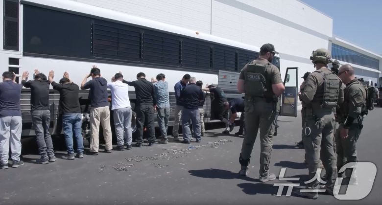 미국 이민세관단속국 ICE(U.S. Immigration and Customs Enforcement)가 공개한 조지아주 내 현대자동차그룹과 LG에너지솔루션 합작 배터리 공장 건설 현장의 한국인 직원 300여 명을 기습 단속·구금하는 모습. (ICE 홈페이지. 재판매 및 DB금지) 2025.9.6/뉴스1