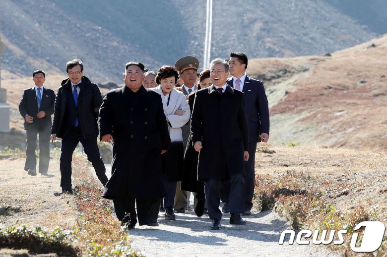 문재인 대통령과 부인 김정숙 여사가 2018년 9월 20일 오전 김정은 국무위원장 내외와 백두산 천지를 산책하고 있다. 2018.9.20/뉴스1 ⓒ News1 평양사진공동취재단