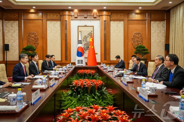 조현 외교부 장관이 17일(현지시간) 오후 베이징 댜오위타이에서 열린 한·중 외교장관회담에서 왕이 중국공산당 외사판공실 주임 겸 외교부장과 회담하고 있다. (외교부 제공. 재판매 및 DB금지) 2025.9.17/뉴스1 ⓒ News1 김민지 기자