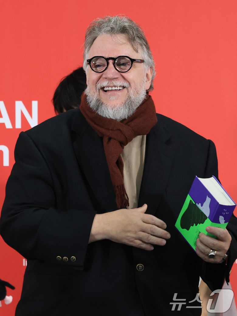 기예르모 델토로 감독이 19일 오전 부산 해운대구 영화의전당 비프힐에서 열린 제30회 부산국제영화제(BIFF) 갈라 프레젠테이션 초청작 '프랑켄슈타인' 기자회견에서 한국 괴물 백과를 들고 미소를 짓고 있다. 2025.9.19/뉴스1 ⓒ News1 권현진 기자