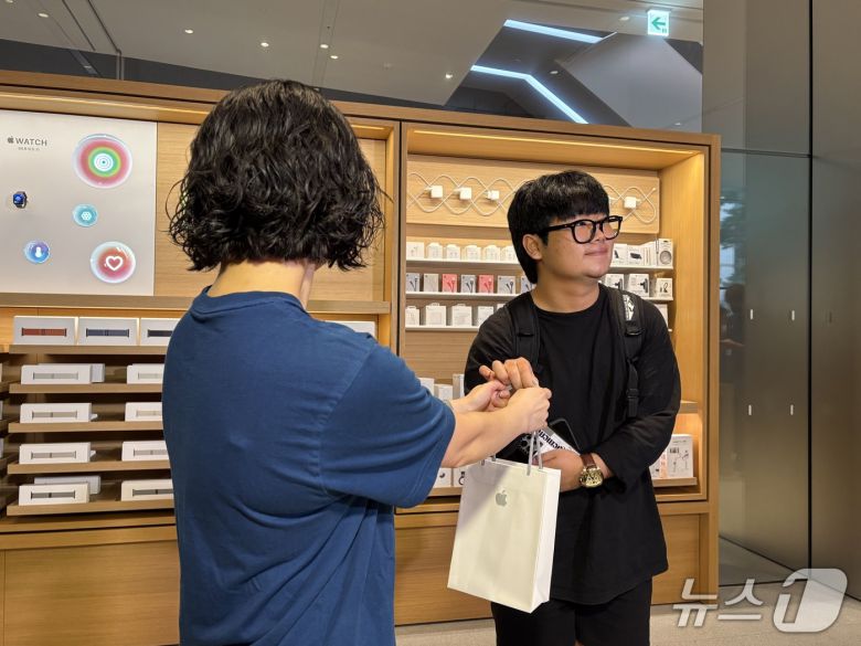 아이폰17 시리즈 1호 구매자 20대 학생 김지민 씨(오른쪽) 2025.09.19/뉴스1 ⓒNews1 김정현 기자