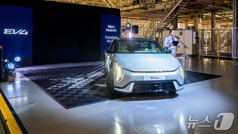 기아 슬로바키아 공장서 생산을 시작한 전기 해치백 EV4.(기아 유럽법인 제공)