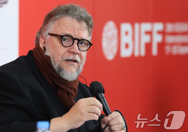 기예르모 델토로 감독이 19일 오전 부산 해운대구 영화의전당 비프힐에서 열린 제30회 부산국제영화제(BIFF) 갈라 프레젠테이션 초청작 '프랑켄슈타인' 기자회견에 참석해 취재진 질문에 답하고 있다. 2025.9.19/뉴스1 ⓒ News1 권현진 기자
