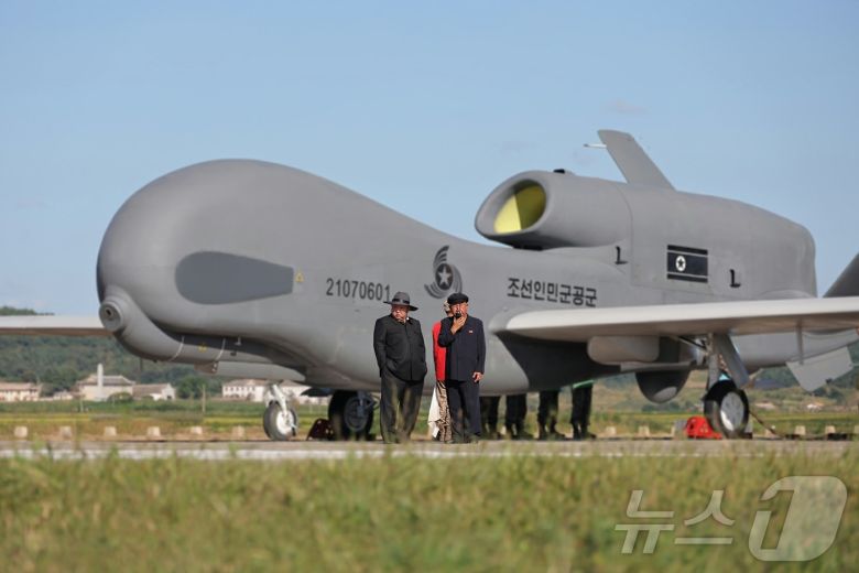 (평양 노동신문=뉴스1) = 북한 노동당 기관지 노동신문은 19일 김 총비서가 전날 무인항공기술연합체 산하 연구소와 기업소를 방문해 무인 무장 장비의 성능시험을 지도했다고 보도했다. [국내에서만 사용가능. 재배포 금지. DB 금지. For Use Only in the Republic of Korea. Redistribution Prohibited] rodongphoto@news1.kr