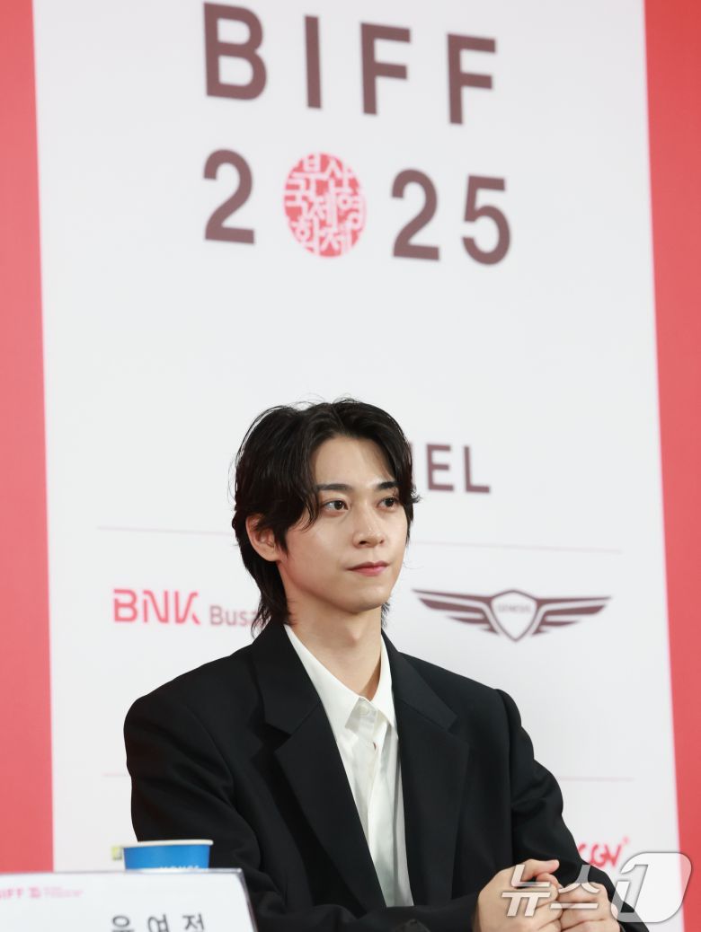 배우 한기찬이 19일 오후 부산광역시 해운대구 영화의전당에서 열린 '제30회 부산국제영화제(BIFF)' '결혼 피로연' 기자간담회에 참석해 취재진 질문을 듣고 있다. 2025.9.19/뉴스1 ⓒ News1 권현진 기자