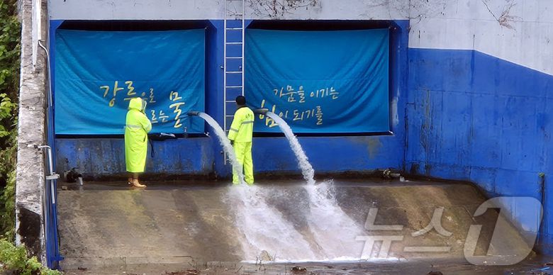 20일 강원 강릉시 성산면 오봉리 한국수력원자력 강릉수력발전소 방류구에서 도암댐 도수관로 저류수가 방류되고 있다. 도암댐 저류수가 강릉 남대천으로 방류되는 것은 도암댐 발전방류가 중단된 2001년 이후 24년 만이다. 2025.9.20/뉴스1 ⓒ News1 윤왕근 기자