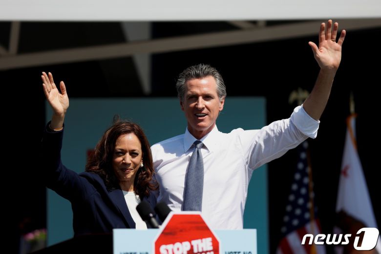 카멀라 해리스(왼쪽) 전 미국 부통령과 개빈 뉴섬(오른쪽) 캘리포니아 주지사 2021.09.08 ⓒ 로이터=뉴스1 ⓒ News1 정윤미 기자