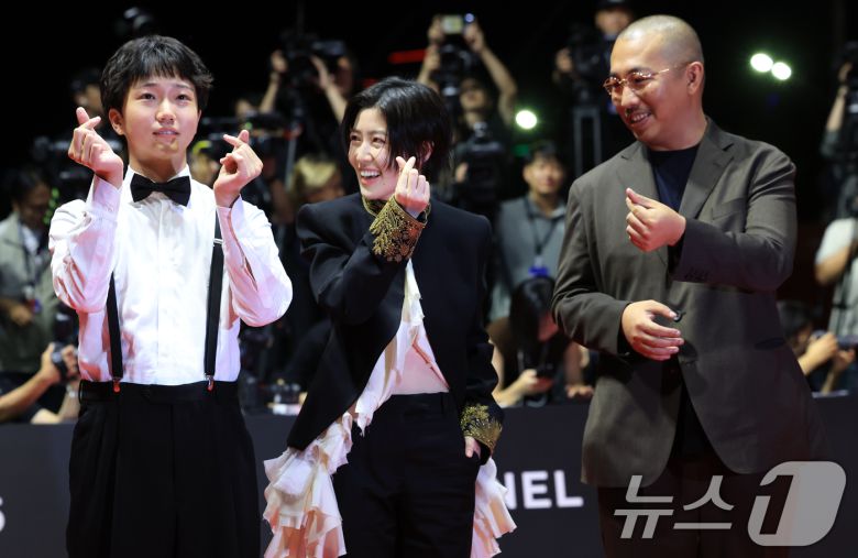 배우 타카타 만사쿠와 심은경, 미야케 쇼 감독이 17일 오후 부산 해운대구 영화의전당에서 열린 ‘제30회 부산국제영화제’(BIFF) 개막식에 참석해 레드카펫을 밟고 있다. 2025.9.17/뉴스1 ⓒ News1 권현진 기자