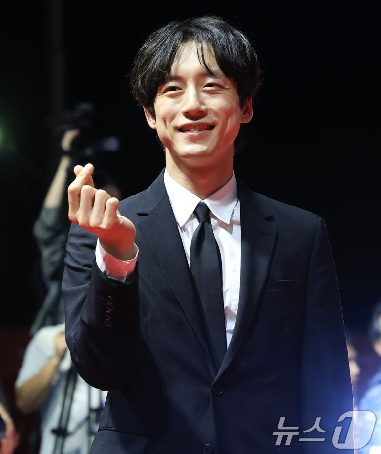 배우 사카구치 켄타로가 17일 오후 부산 해운대구 영화의전당에서 열린 ‘제30회 부산국제영화제’(BIFF) 개막식에 참석해 레드카펫을 밟으며 하트를 그리고 있다. 2025.9.17/뉴스1 ⓒ News1 권현진 기자