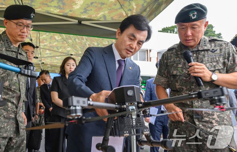 국방부가 첨단과학기술 강군 육성을 위해 추진 중인 '50만 드론 전사 양성 프로젝트' 일환으로 육군 제36사단을 소형·대(對) 드론 분야 실증 전담 부대 1호로 지정했다고 지난 4일 밝혔다. 사진은 안규백 국방부 장관이 강원도 원주 육군 36사단에서 교육용 소형드론에 대한 설명을 듣고 있는 모습. (국방부 제공. 재판매 및 DB 금지) 2025.9.4/뉴스1
