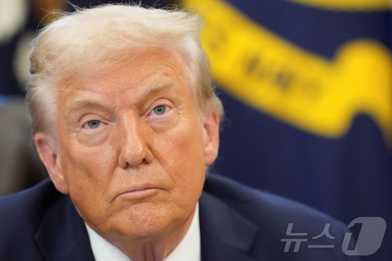도널드 트럼프 미국 대통령이 19일(현지시간) 미국 워싱턴DC 백악관 집무실에서 열린 행정명령 행사에서 기자의 질문을 듣고 있다. 2025.09.19. ⓒ 로이터=뉴스1 ⓒ News1 류정민 특파원