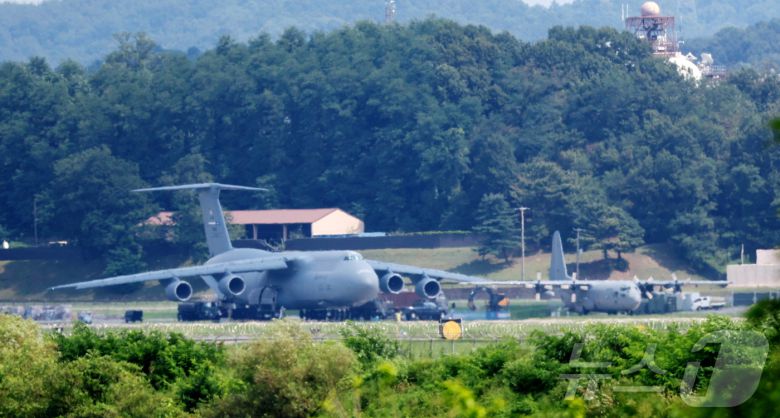 지난 8월 25일 경기 평택시 주한미군 오산공군기지에 C-5 수송기와 C-130 수송기가 계류되어 있는 모습. 2025.8.25/뉴스1 ⓒ News1 김영운 기자