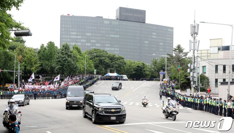 지난 2019년 한국을 찾은 도널드 트럼프 미국 대통령은 서울 용산구에 위치한 그랜드하얏트호텔에서 묵었다. 사진은 트럼프 대통령이 탑승한 차량 행렬이 하얏트 호텔에서 출발해 청와대로 향하는 모습 2019.6.30/뉴스1 ⓒ News1 박정호 기자