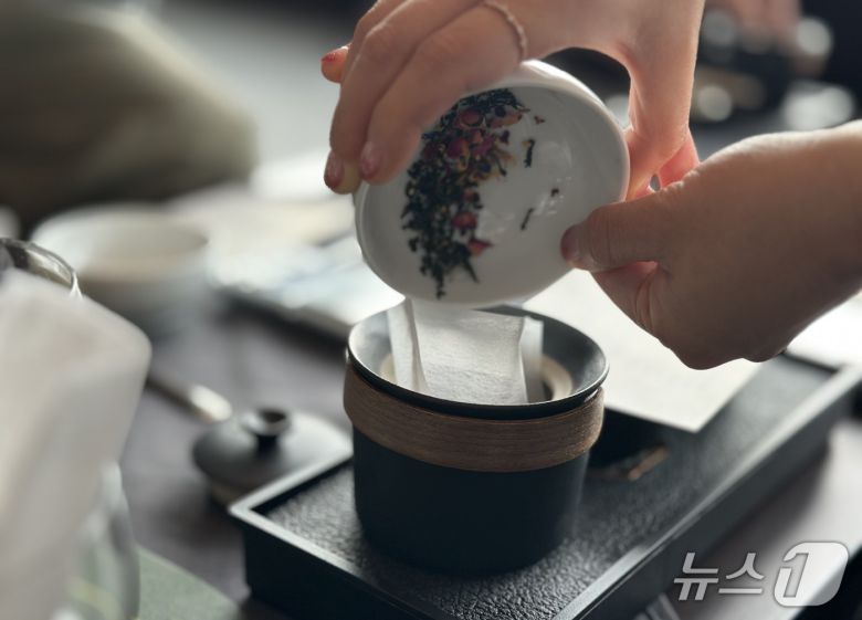 대표 블렌딩 차인 화양연화를 만들어 볼 수 있다. 2025.9.18/뉴스1 ⓒ News1 윤슬빈 기자