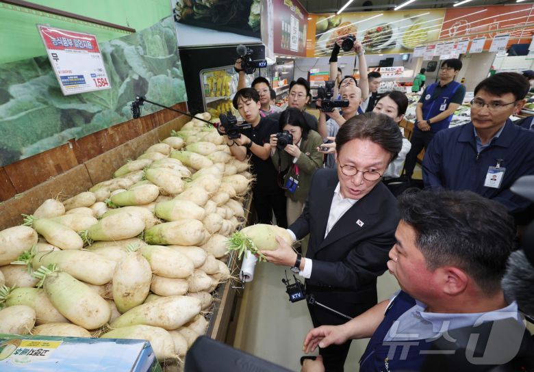 김민석 국무총리가 22일 서울 서초구 하나로마트 양재점을 방문, 추석 맞이 물가 현장점검을 하고 있다. 2025.9.22/뉴스1 ⓒ News1 청사사진기자단