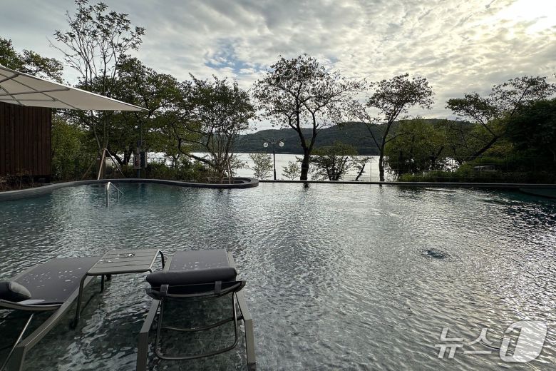 보문호 전망을 바라보며 물놀이를 즐길 수 있는 실외 풀. 2025.9.18/뉴스1 ⓒ News1 윤슬빈 기자