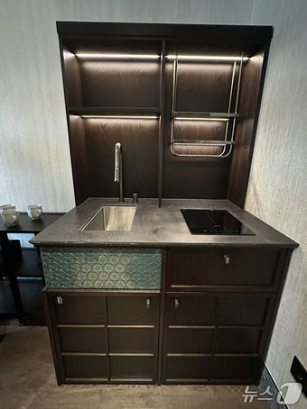 간단한 음식을 조리할 수 있는 인덕션을 구비하고 있다. 2025.9.18/뉴스1 ⓒ News1 윤슬빈 기자