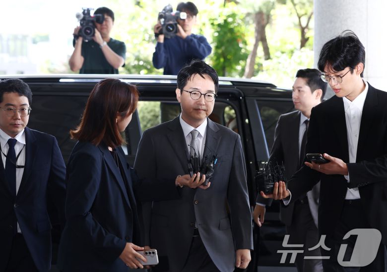 심우정 전 검찰총장이 21일 오전 서울 서초구 서울고등검찰청에 마련된 내란 특검팀(특별검사 조은석) 사무실에 피고발인 신분으로 조사를 받기 위해 출석하고 있다. 2025.9.21/뉴스1 ⓒ News1 김민지 기자