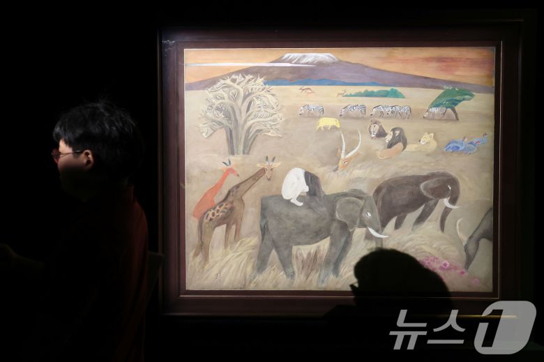 23일 서울 종로구 석파정 서울미술관에서 열린 천경자 작고 10주기 특별기획전 '내슬픈 전설의 101페이지' 기자간담회 참석자들이 전시 작품을 관람하고 있다. 2006년 천 작가의 생애 마지막 전시인 '내 생애 아름다운 82페이지' 이후 진행되는 가장 큰 규모의 전시로 천경자 화업 중 가장 주요한 장르인 채색화 80여점을 집대성해 보여주며 오는 24일 부터 내년 1월 25일 까지 진행한다. 2025.9.23/뉴스1 ⓒ News1 이광호 기자