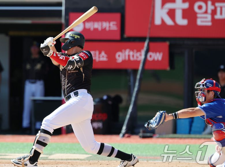 21일 오후 경기 수원시 장안구 KT위즈파크에서 열린 '2025 신한 SOL 뱅크 KBO리그' 삼성 라이온즈와 KT 위즈의 경기, 1회말 KT 공격 2사 만루 상황에서 황재균이 2타점 적시타를 때리고 있다. 2025.9.21/뉴스1 ⓒ News1 오대일 기자