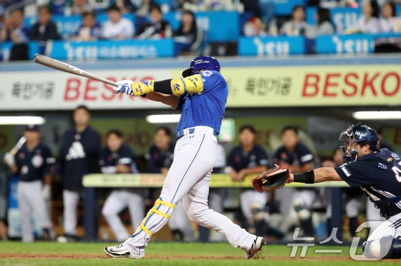 23일 오후 대구 수성구 삼성라이온즈파크에서 열린 프로야구 '2025 신한 SOL뱅크 KBO 리그' 두산 베어스와 삼성 라이온즈 경기, 7회말 1사 만루 상황 삼성 5번타순 때 대타로 나온 전병우가 중견수 앞 2타점 적시타를 치고 있다. 2025.9.23/뉴스1 ⓒ News1 공정식 기자