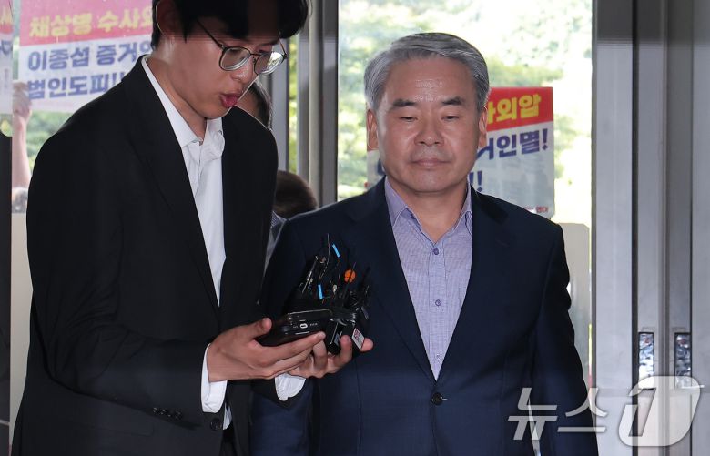 이종섭 전 국방부 장관이 23일 서울 서초구 순직 해병 특검(특별검사 이명현) 사무실에 조사를 받기 위해 피의자 신분으로 출석하고 있다. 2025.9.23/뉴스1 ⓒ News1 김성진 기자