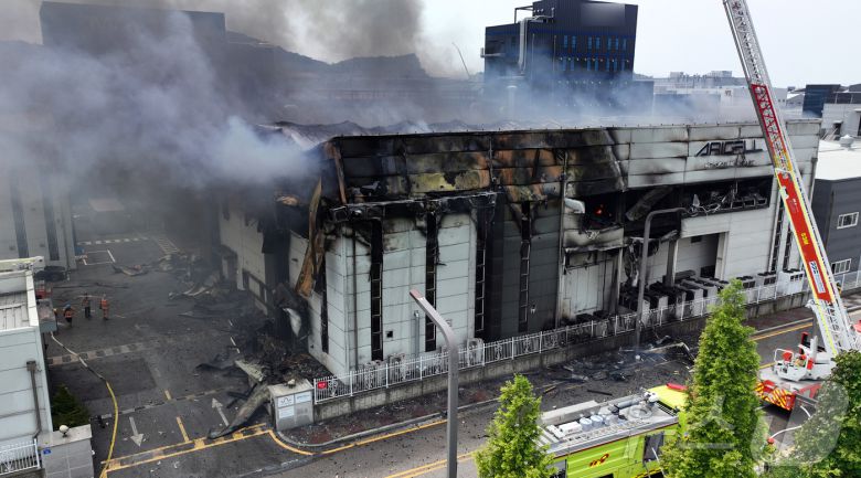 24일 오전 경기 화성시 서신면의 일차전지 제조 업체인 아리셀 공장에서 불이 나 소방 당국이 진화에 나섰다. 이 사고로 공장 내부 관계자 20여명이 공장 2층에서 대피하지 못한 것으로 알려졌다. 이 중 10명은 소재 파악이 안되는 것으로 파악됐다. 사진은 연기가 치솟는 공장 건물. (독자제공)2024.6.24/뉴스1