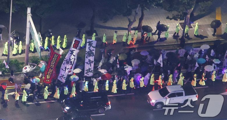 윤석열 전 대통령을 지지하는 보수 성향의 단체들이 19일 서울 명동에서 집회가 제한되자 종각 인근에서 ‘반중 시위’ 행진을 하고 있다. 중국인 관광객들이 많고 주한 중국대사관이 위치한 서울 명동에서 집회가 제한되자 인근 도심에서 행진이 열린 것이다. 김민석 국무총리는 이날 경찰청장 직무대행에게 “필요시 집회 및 시위에 관한 법률과 경찰관직무집행법 등에 따라 강력하게 조치하라”고 지시하기도 했다. 2025.9.19/뉴스1 ⓒ News1 박지혜 기자