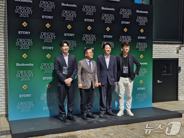 민병덕 더불어민주당 의원과 이준석 국민의힘 의원이 이승윤 스토리 대표(가장 오른쪽)와 기념촬영을 하고 있다.