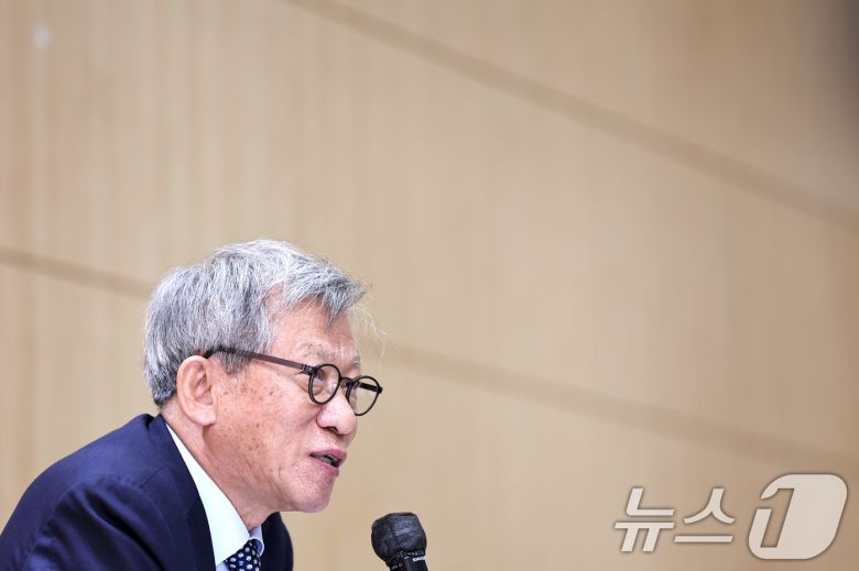 유홍준 국립중앙박물관장이 23일 오전 서울 마포구 창비 서교빌딩에서 열린 '모두를 위한 한국미술사'와 '외국인을 위한 한국미술사' 출간 기념 기자간담회에서 신간을 소개하고 있다. 2025.9.23/뉴스1 ⓒ News1 구윤성 기자