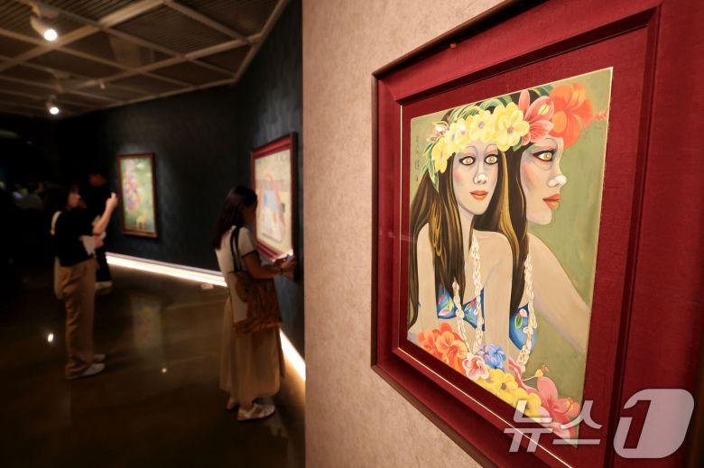 23일 서울 종로구 석파정 서울미술관에서 열린 천경자 작고 10주기 특별기획전 '내슬픈 전설의 101페이지' 기자간담회 참석자들이 전시 작품을 관람하고 있다. 2006년 천 작가의 생애 마지막 전시인 '내 생애 아름다운 82페이지' 이후 진행되는 가장 큰 규모의 전시로 천경자 화업 중 가장 주요한 장르인 채색화 80여점을 집대성해 보여주며 오는 24일 부터 내년 1월 25일 까지 진행한다. 2025.9.23/뉴스1 ⓒ News1 이광호 기자