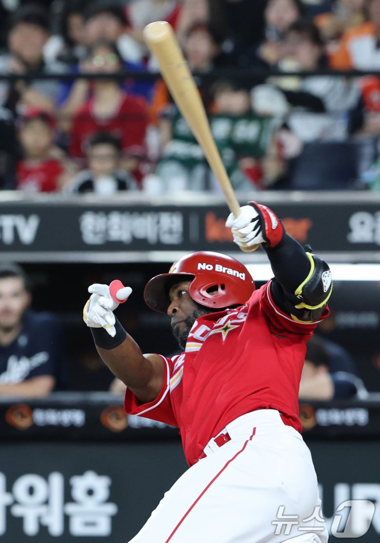 22일 대전 한화생명볼파크에서 열린 프로야구 '2025 신한 SOL 뱅크 KBO리그' 한화이글스와 SSG 랜더스 경기에서 9회초 2사 SSG 에레디아가 진루타를 치고 있다. 2025.8.22/뉴스1 ⓒ News1 김기태 기자