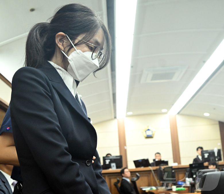 김건희 여사가 24일 서울 서초동 서울중앙지법에서 열린 김 여사의 특정범죄가중처벌법상 알선수재 및 자본시장법·정치자금법 위반 등 사건 첫 재판에 출석하고 있다. 2025.9.24/뉴스1 ⓒ News1 사진공동취재단