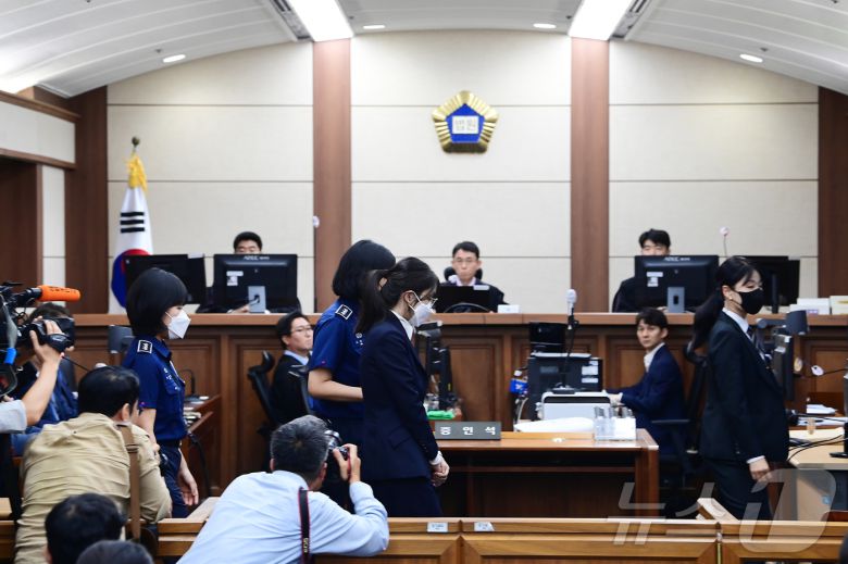 김건희 여사가 24일 서울 서초동 서울중앙지법에서 열린 김 여사의 특정범죄가중처벌법상 알선수재 및 자본시장법·정치자금법 위반 등 사건 첫 재판에 출석하고 있다. 2025.9.24/뉴스1 ⓒ News1 사진공동취재단