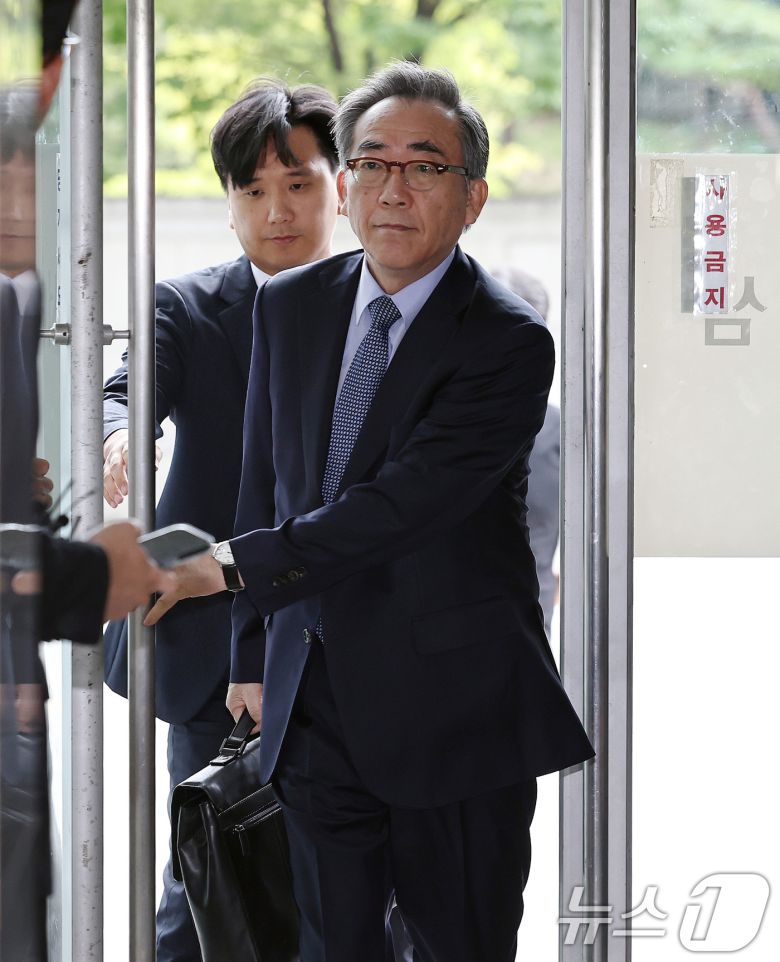 조태열 전 외교부 장관이 24일 오전 피의자 신분으로 조사를 받기 위해 서울 서초구 순직해병특별검사팀 사무실에 출석하고 있다. 2025.9.24/뉴스1 ⓒ News1 구윤성 기자