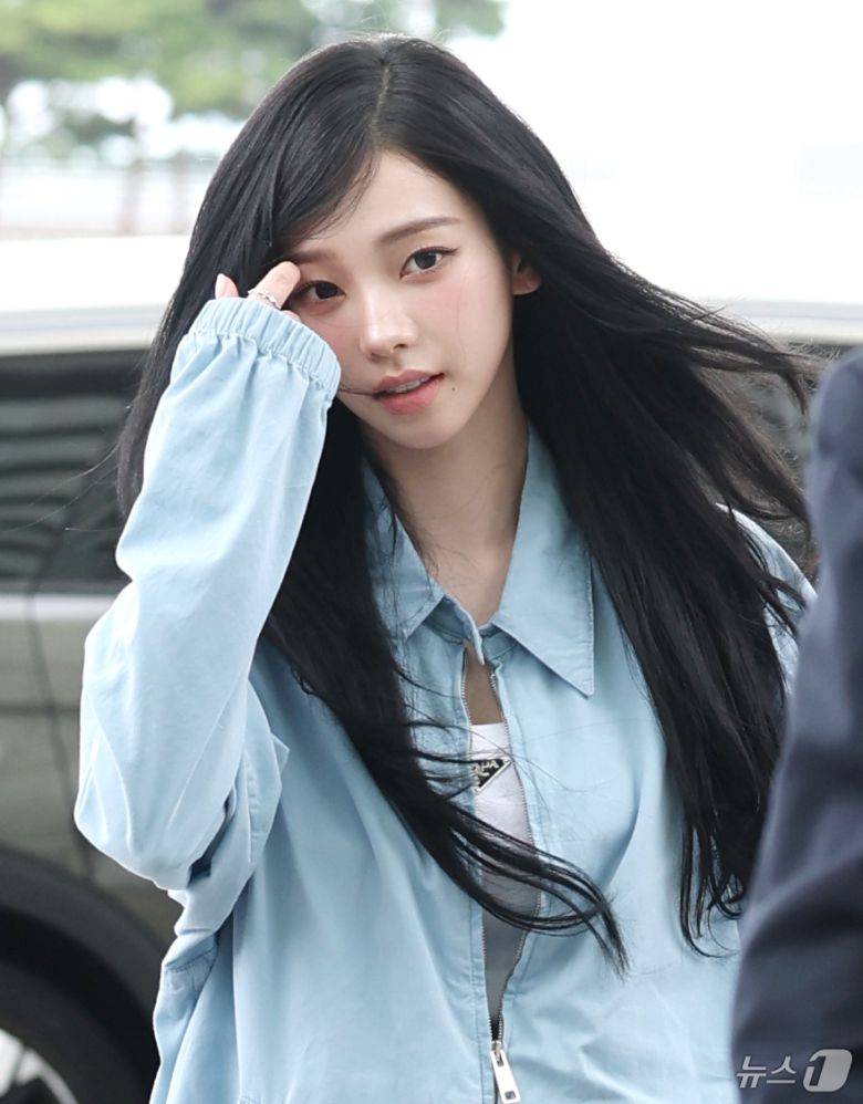 에스파 카리나가 해외 일정을 위해 24일 오전 인천국제공항을 통해 밀라노로 출국하고 있다. ⓒ News1 권현진 기자