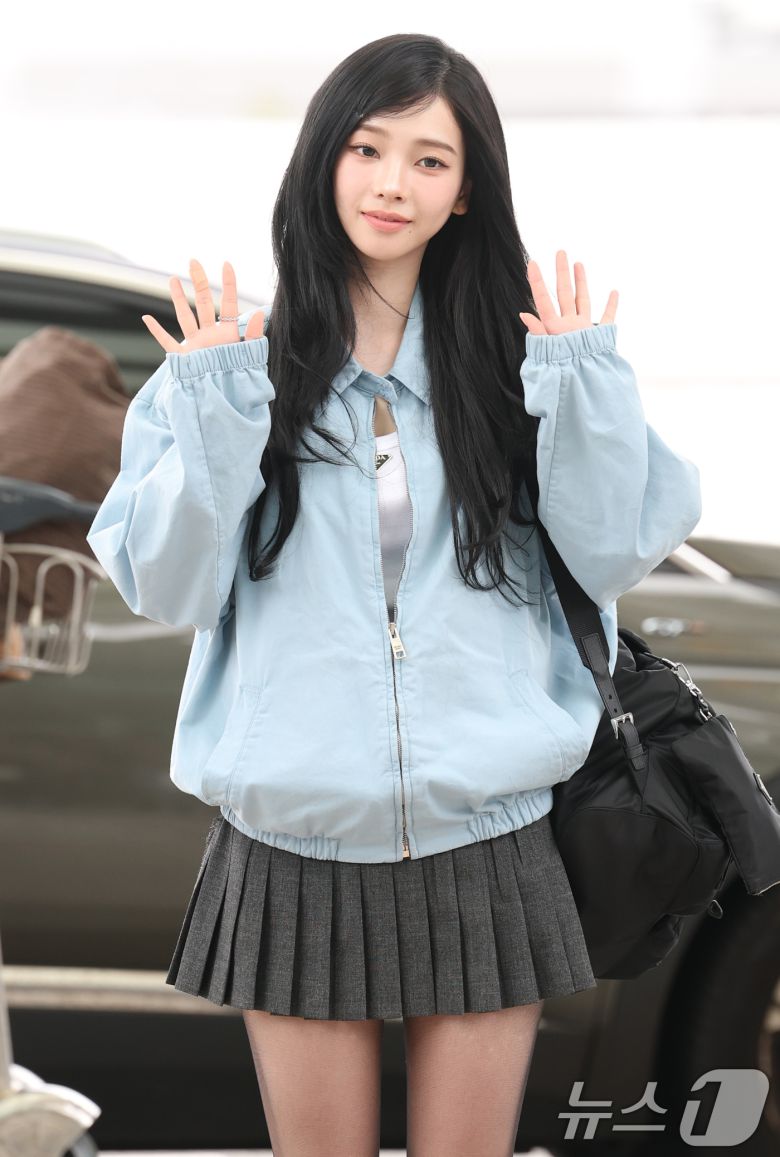 에스파 카리나가 해외 일정을 위해 24일 오전 인천국제공항을 통해 밀라노로 출국하기 전 환호하는 팬들에게 손을 흔들고 있다. ⓒ News1 권현진 기자