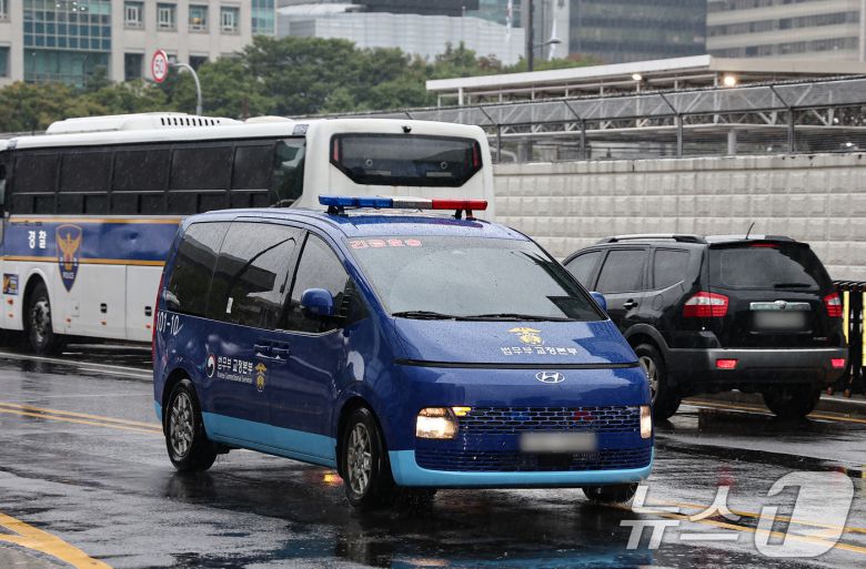 김건희 특검팀(특별검사 민중기)이 구속된 한학자 통일교 총재를 첫 소환조사하는 24일 한 총재를 태운 호송차량이 서울 종로구에 마련된 특검 사무실로 들어서고 있다. 2025.9.24/뉴스1 ⓒ News1 김도우 기자